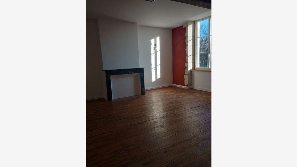 Local loué avec appartement à vendre à Airvault