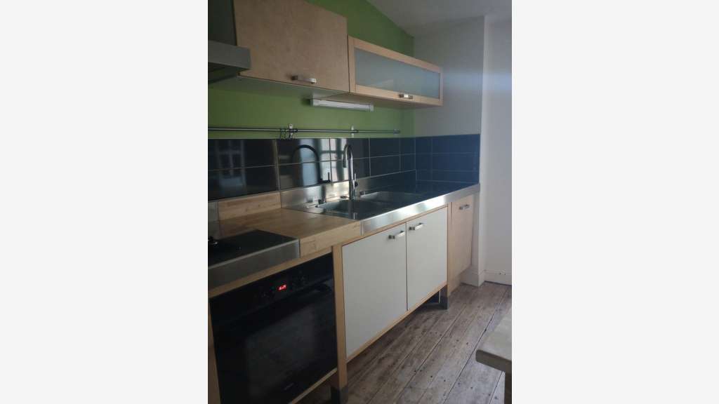 Local loué avec appartement à vendre à Airvault