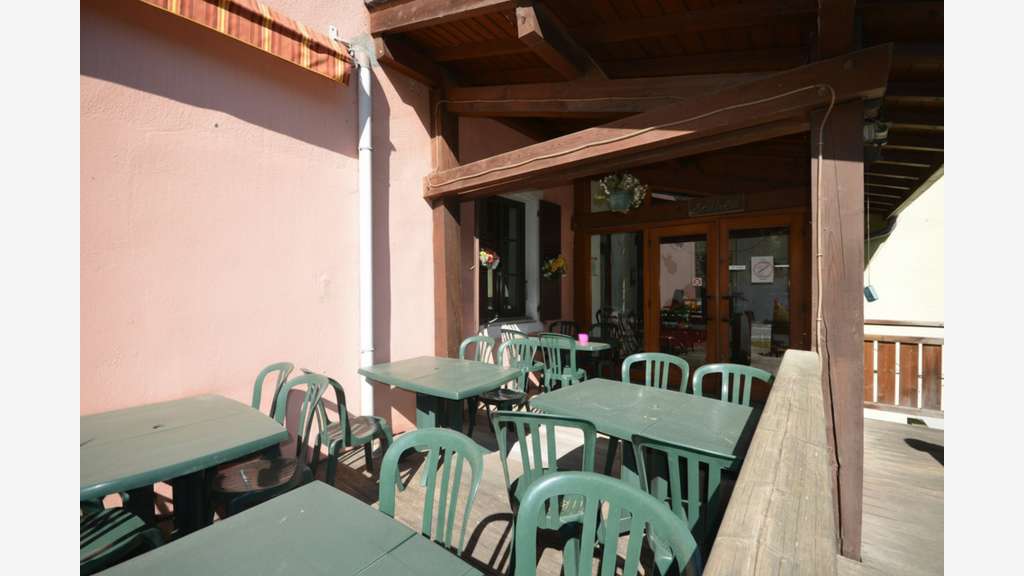 ENSEMBLE IMMOBILIER DE 8 APPARTEMENTS + MURS