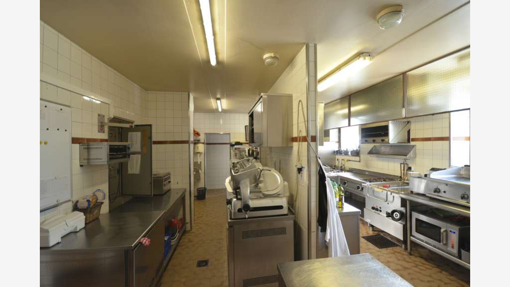 ENSEMBLE IMMOBILIER DE 8 APPARTEMENTS + MURS