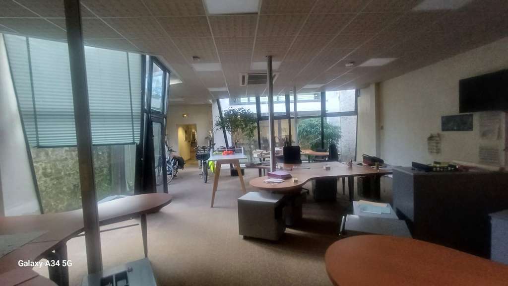 A vendre immeuble de bureaux 3 étages + sous-sol -