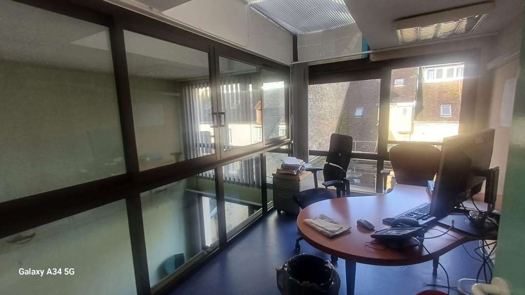 A vendre immeuble de bureaux 3 étages + sous-sol -