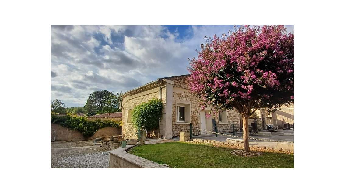 à vendre PROCHE ANGOULEME OUEST immeuble de 2500 