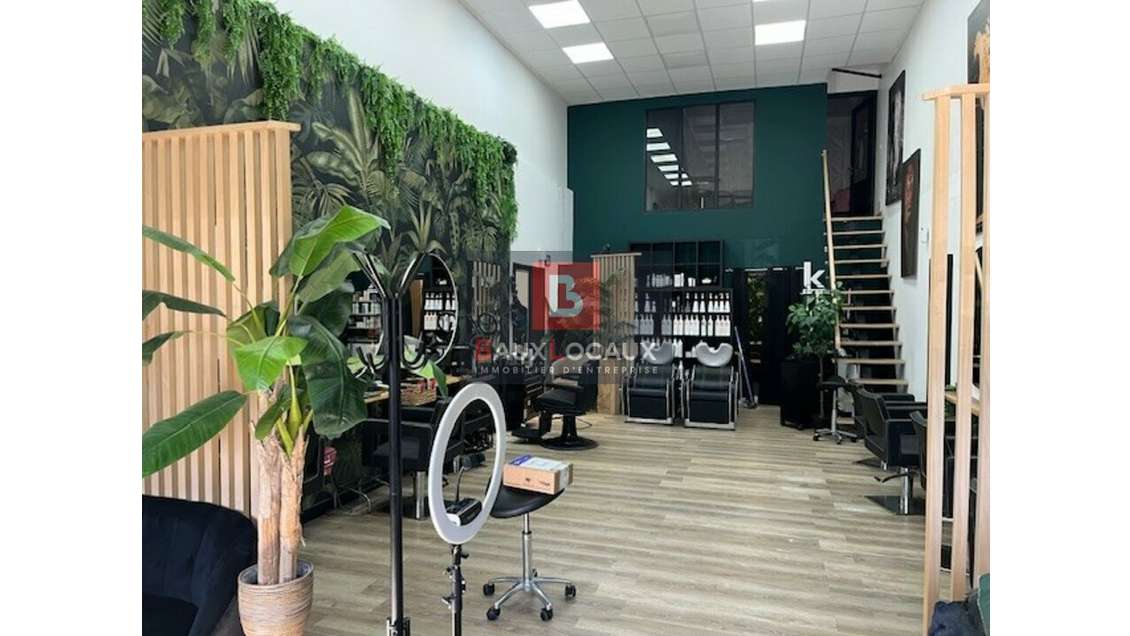 Vente murs occupés local commercial 100m² à Arles