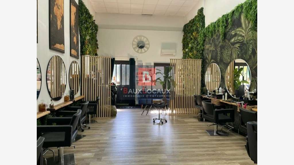 Vente murs occupés local commercial 100m² à Arles