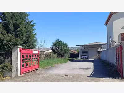 Vente bâtiment+garages+terrain à Aussillon