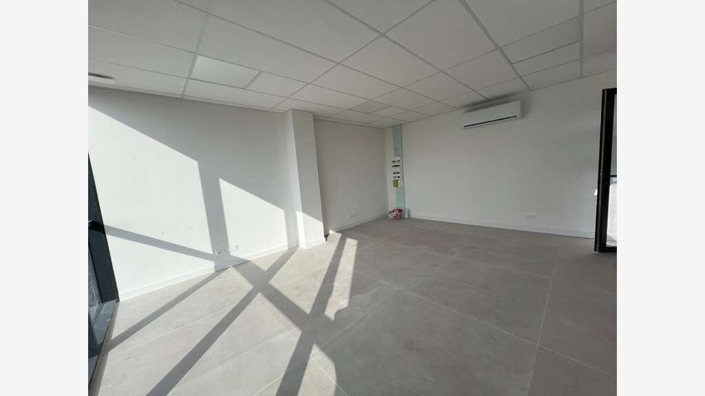 A vendre local pro de 25m² à Avignon Agroparc