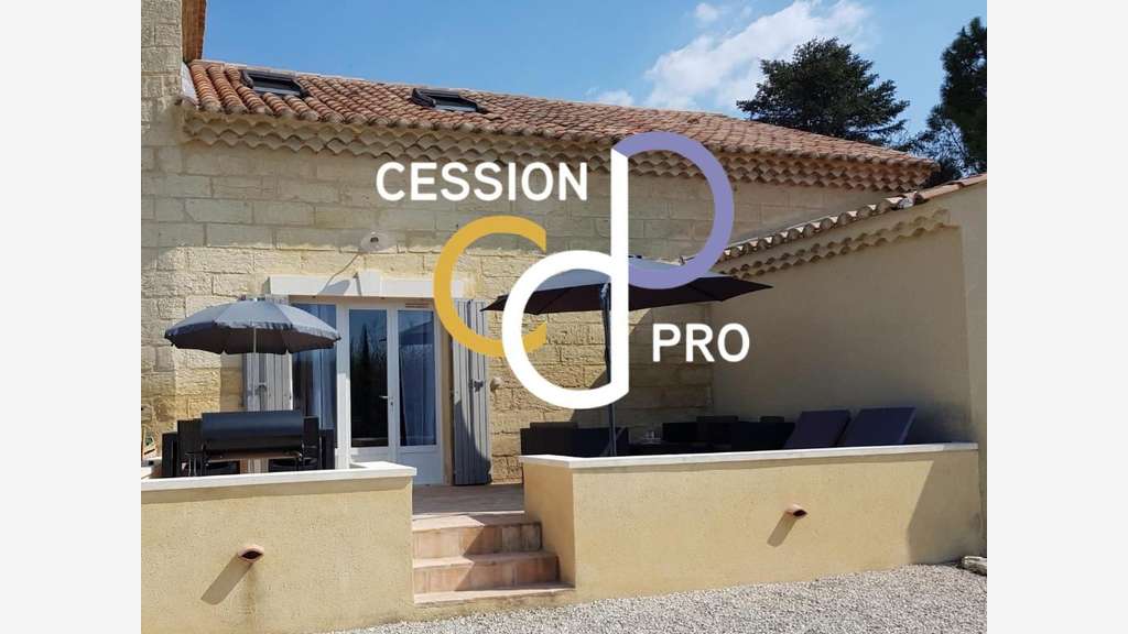 MAS DE 250 M² SUR 1 200 M² A CEDER AU SUD D
