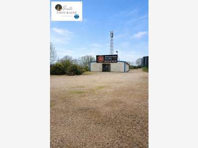à vendre Bâtiment polyvalent de 180 m² sur un te