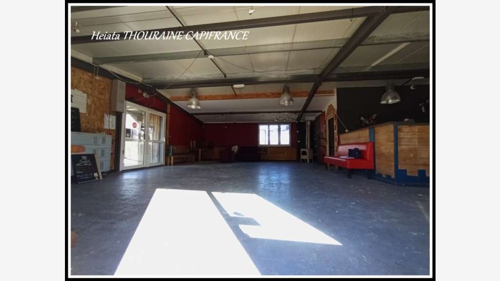 à vendre Bâtiment polyvalent de 180 m² sur un te