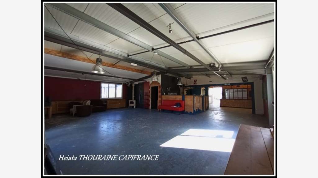 à vendre Bâtiment polyvalent de 180 m² sur un te