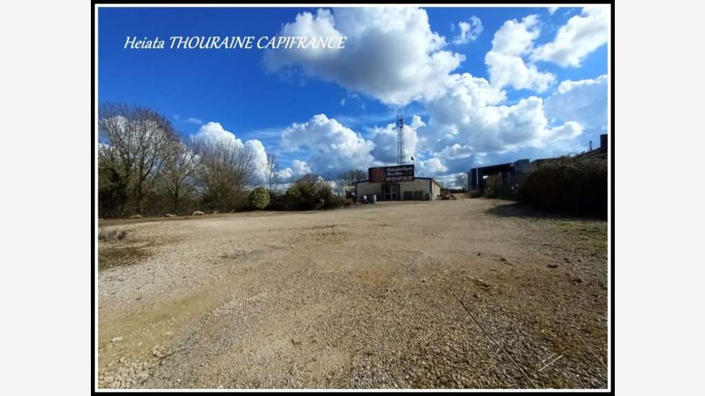 à vendre Bâtiment polyvalent de 180 m² sur un te