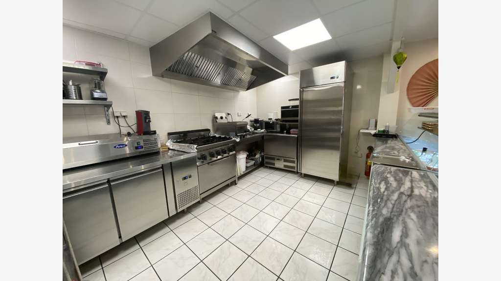 AV commerce 105m² au centre de Belin-Béliet