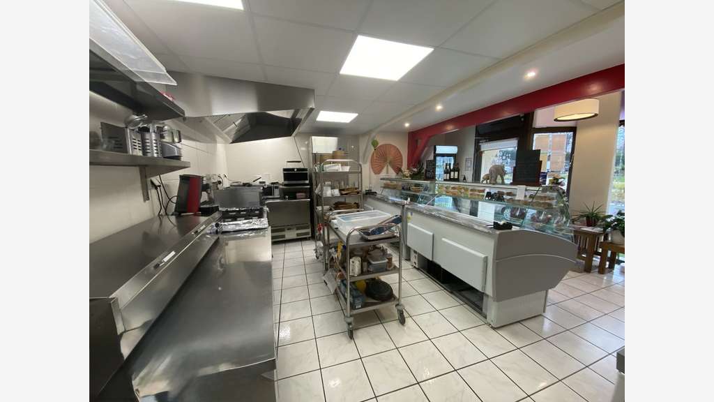AV commerce 105m² au centre de Belin-Béliet