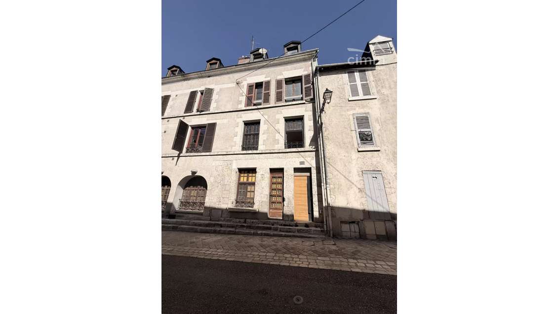 BLOIS CENTRE HISTORIQUE — UN IMMEUBLE À FAÇONNER,