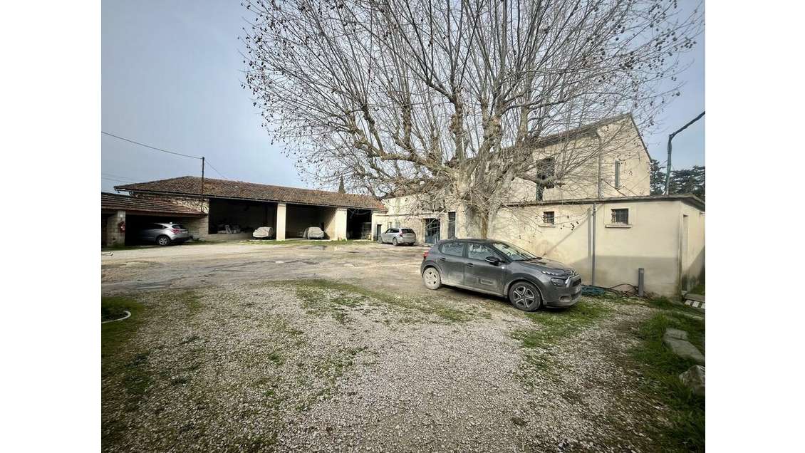 Immeuble hôtel à vendre à Châteaurenard zone UZd