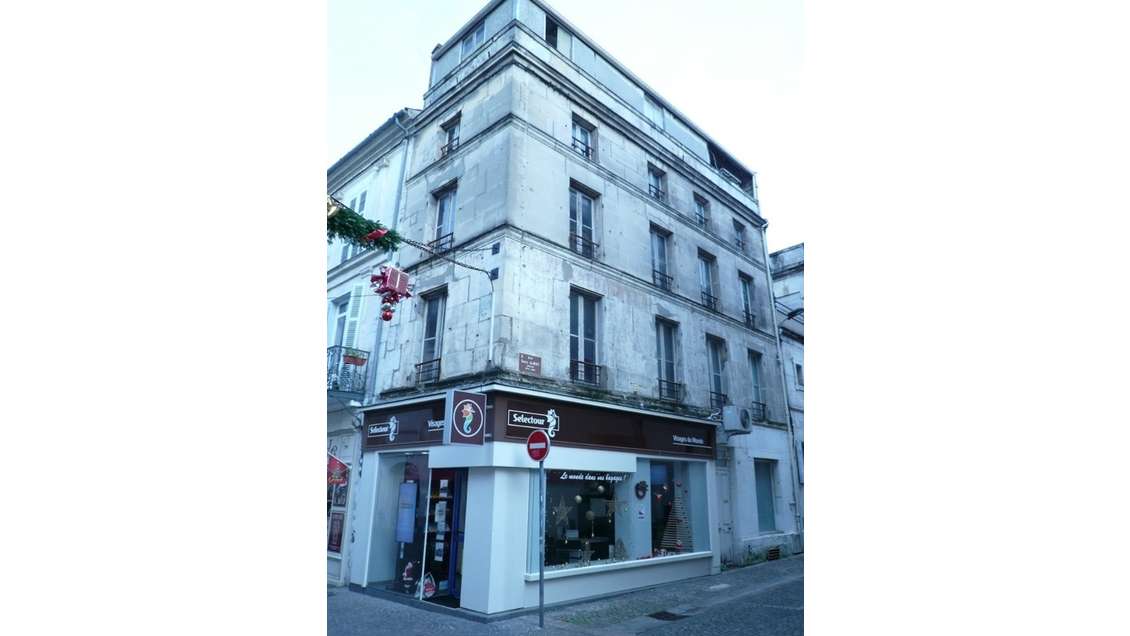 ? COGNAC RUE PIETONNE A Vendre IMMEUBLE à Rénover