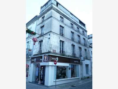 A vendre immeuble à rénover rue piétonne Cognac