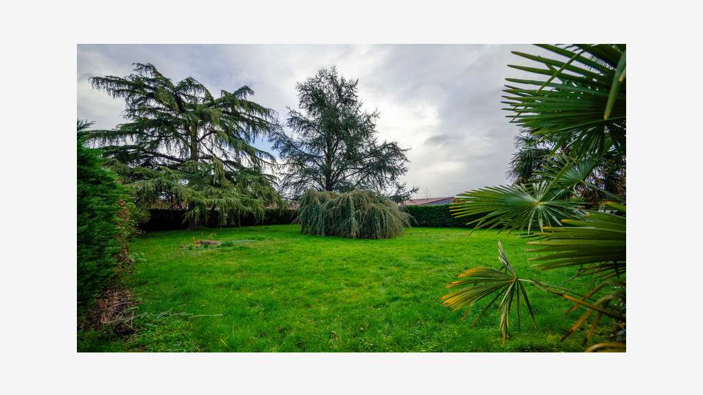 AV immeuble ancien hôtel 600m²+terrain à Denguin