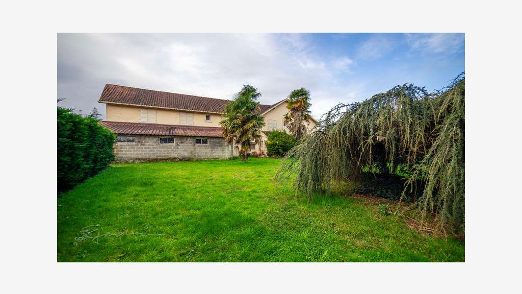 AV immeuble ancien hôtel 600m²+terrain à Denguin