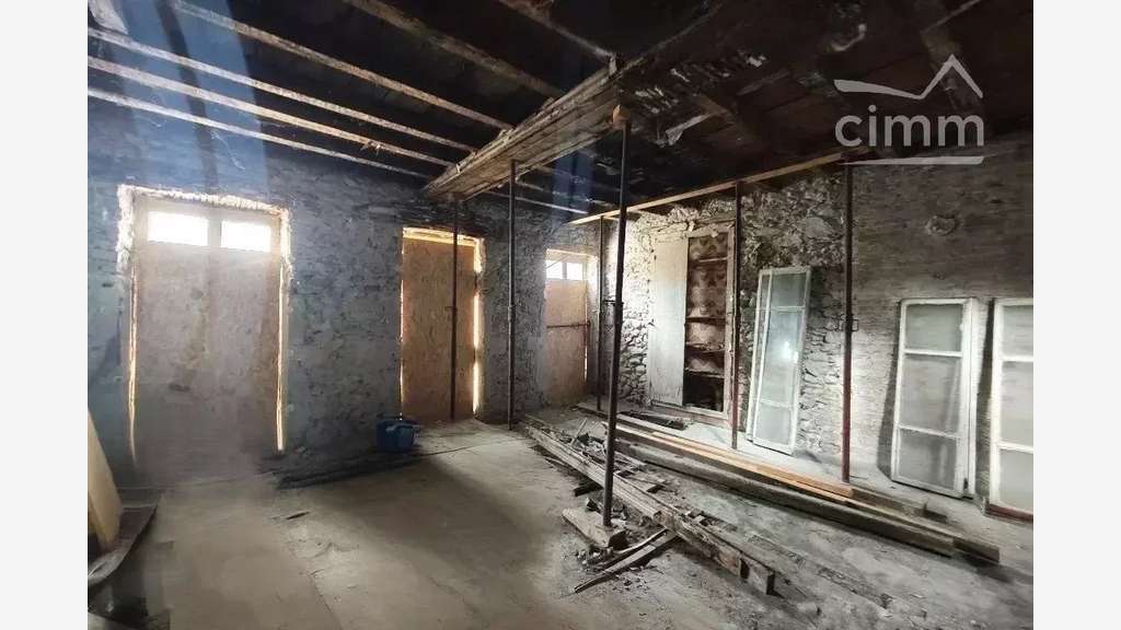 AV ensemble immobilier + murs commerciaux à Domène