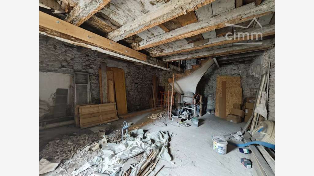 AV ensemble immobilier + murs commerciaux à Domène