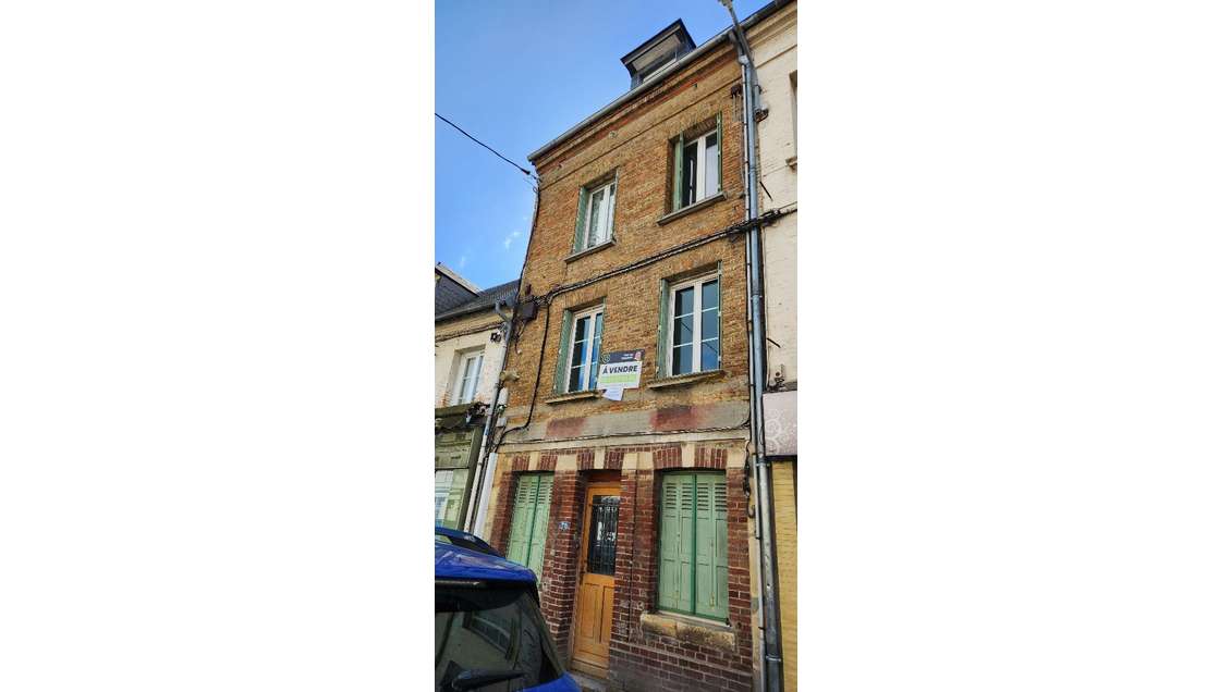 Maison de ville plein centre, commerces, en pleine