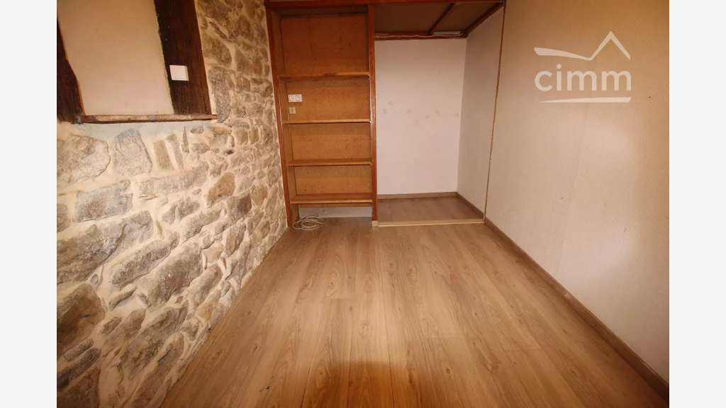 AV immeuble avec un local et logements à Espéraza