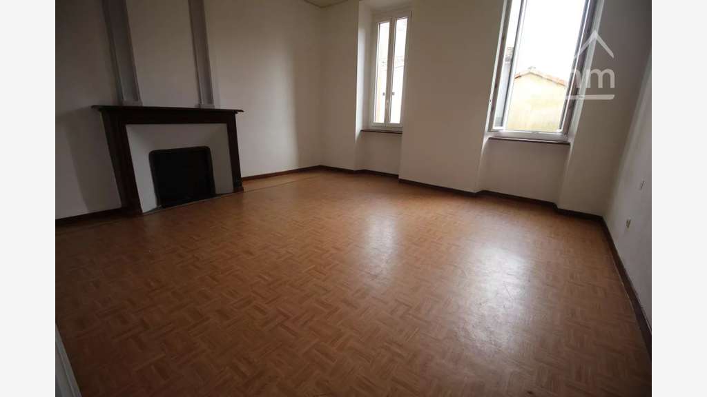 AV immeuble avec un local et logements à Espéraza