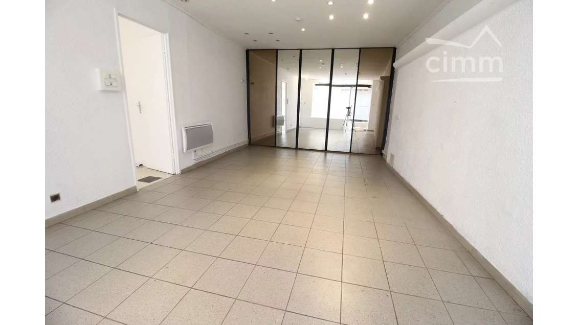 AV immeuble avec un local et logements à Espéraza