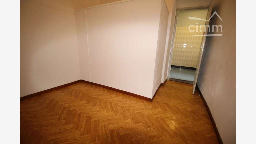 AV immeuble avec un local et logements à Espéraza