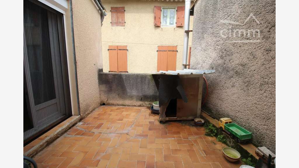 AV immeuble avec local commercial loué à Espéraza