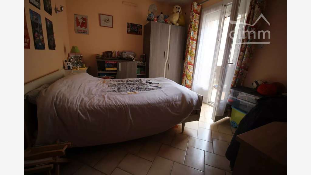 AV immeuble avec local commercial loué à Espéraza