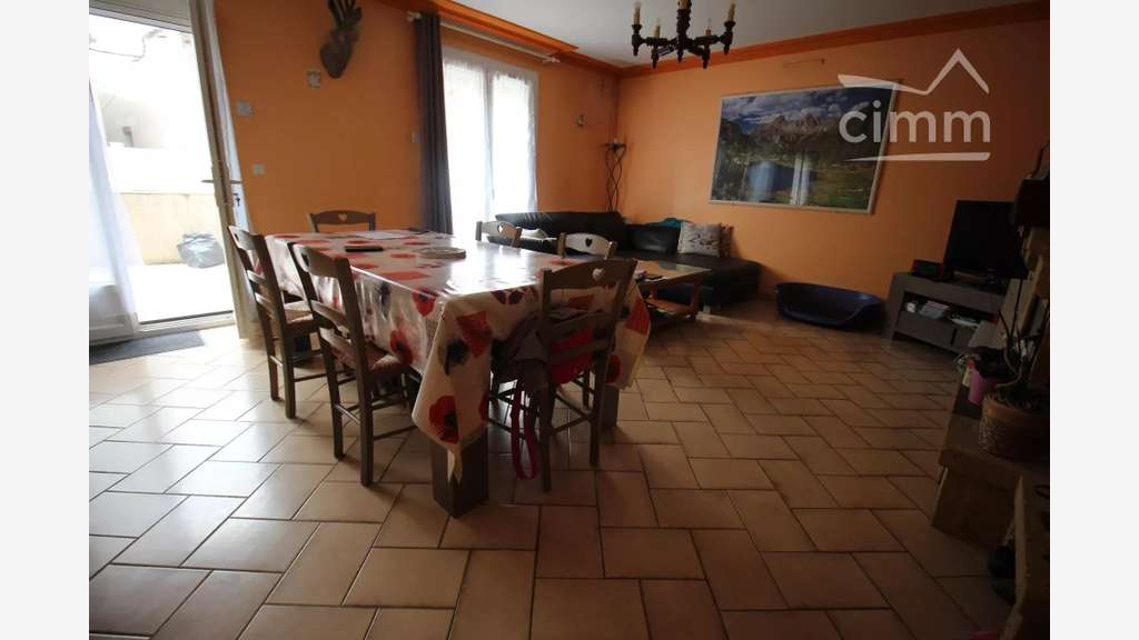 AV immeuble avec local commercial loué à Espéraza