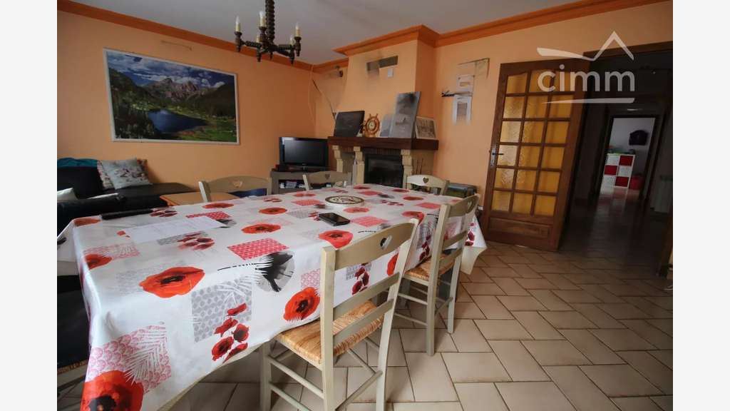 AV immeuble avec local commercial loué à Espéraza