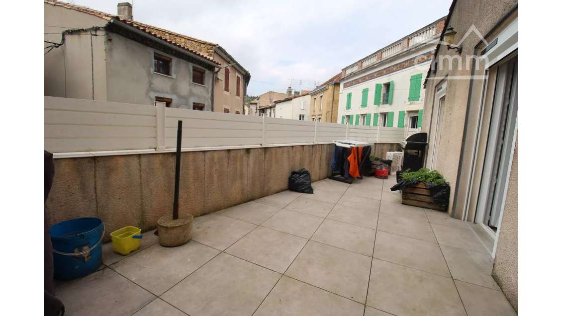 A vendre un immeuble avec un local commercial loué