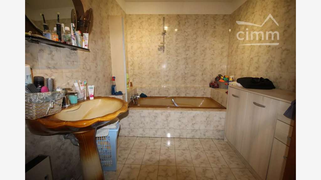 AV immeuble avec local commercial loué à Espéraza
