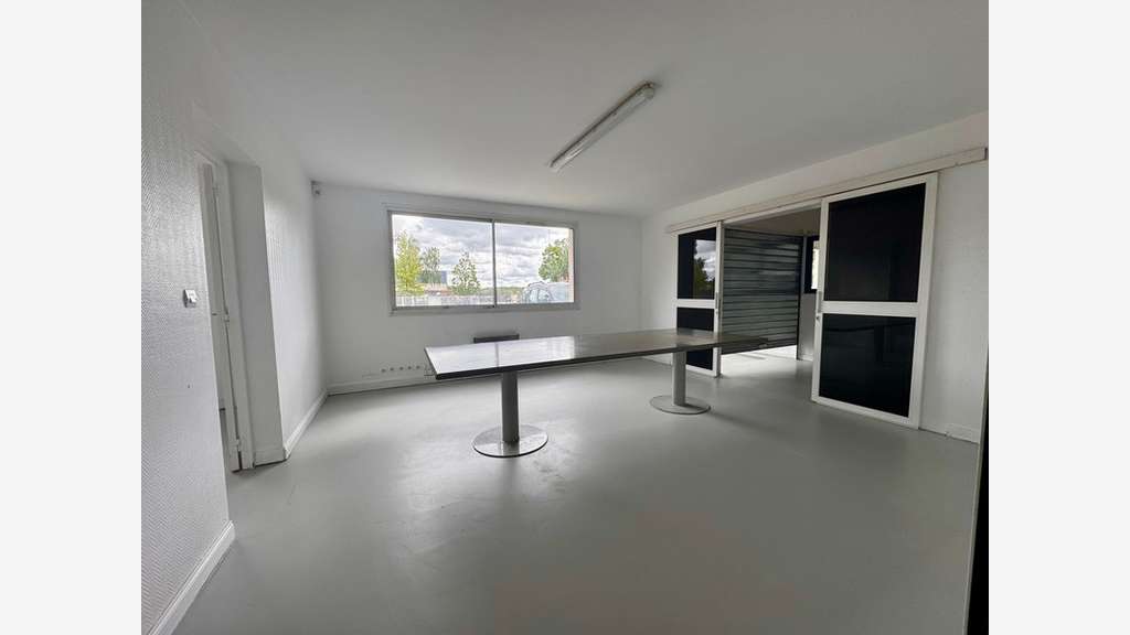 Vente entrepôt de stockage + bureaux 1400m² Evreux