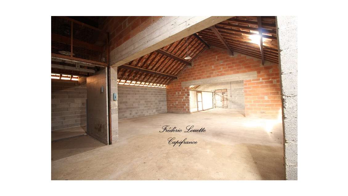 Bâtiment 351m² à vendre à Fleury-la-Rivière