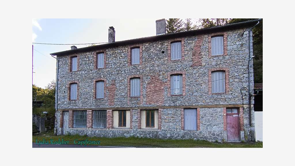 AV immeuble à rénover 243m² La Monnerie-le-Montel