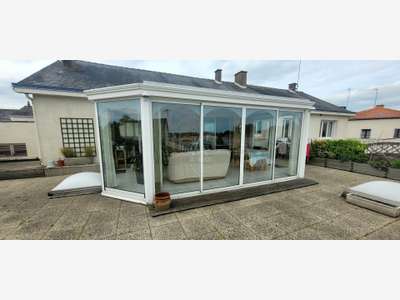 Centre bourg de La Plaine, à proximité immédiate d