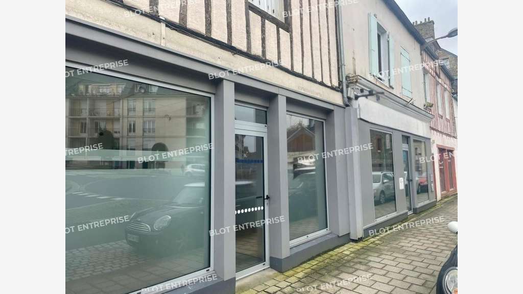 AV immeuble mixte 150m² à Lamballe empl strat