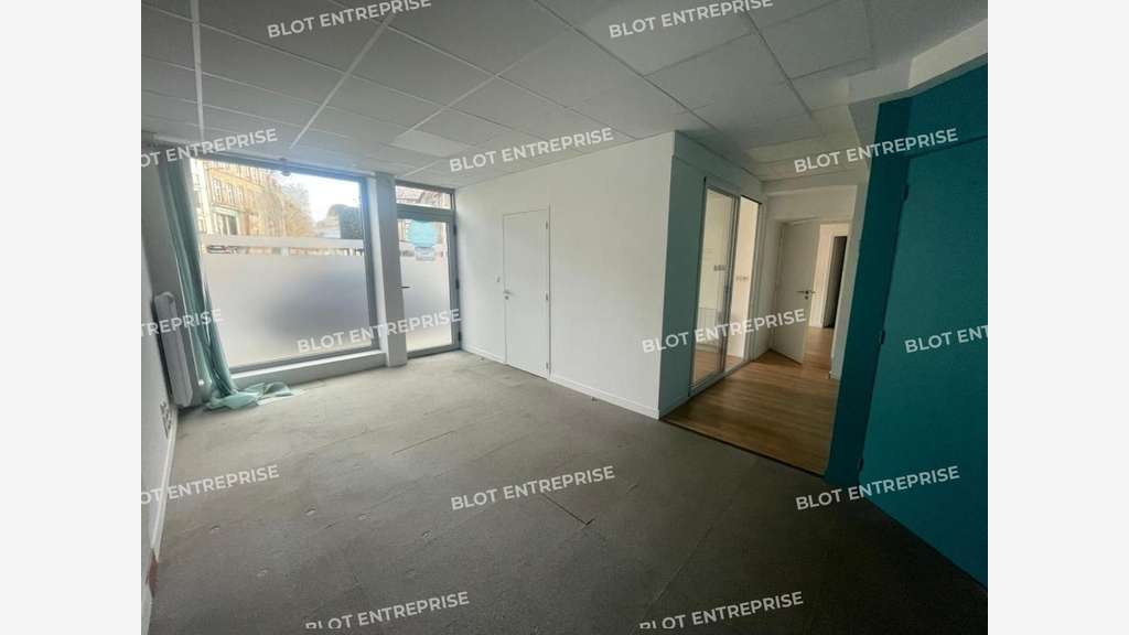 AV immeuble mixte 150m² à Lamballe empl strat