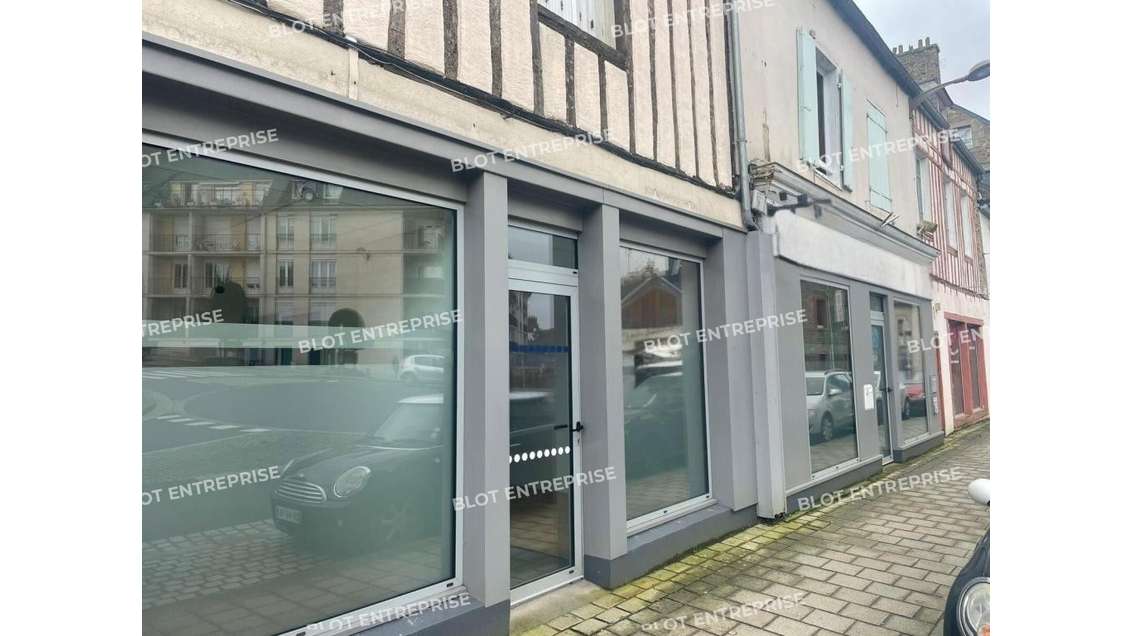 AV immeuble mixte 150m² à Lamballe empl strat