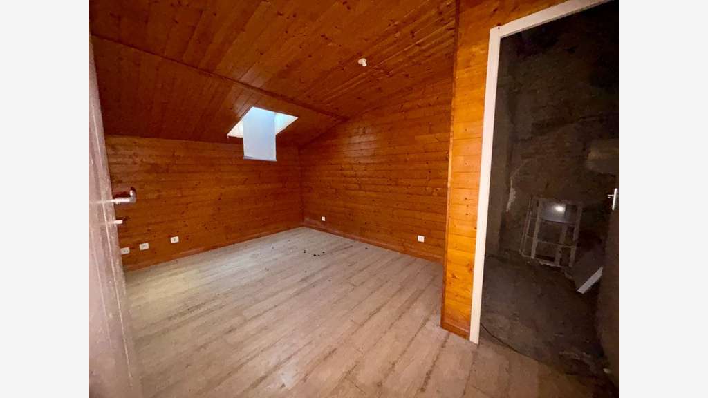 Ancien immeuble à rénover de 410 m² avec jardin et