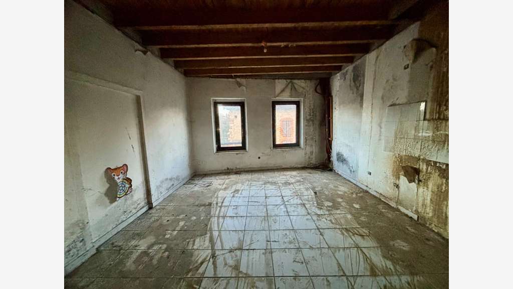 Cède ancien immeuble à rénover de 410m² à Larrazet