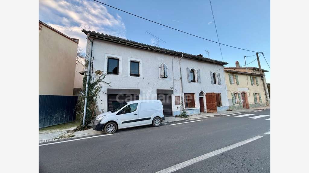 Ancien immeuble à rénover de 410 m² avec jardin et