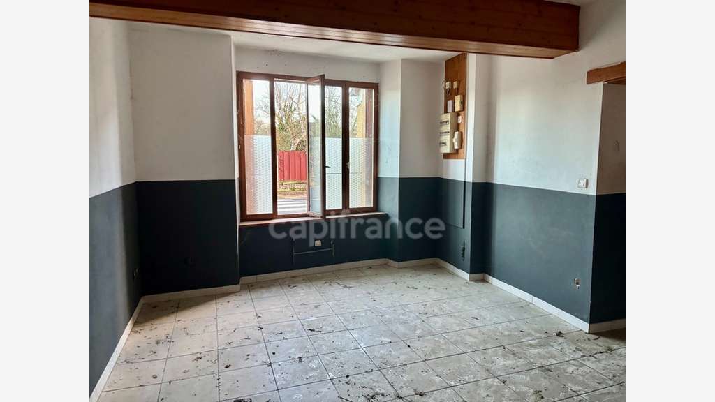 Ancien immeuble à rénover de 410 m² avec jardin et