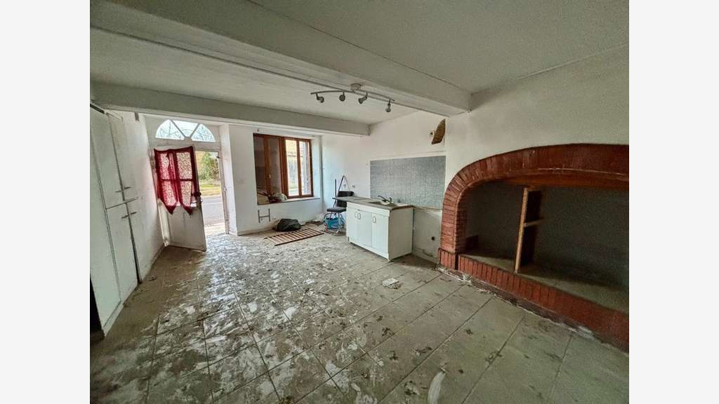Ancien immeuble à rénover de 410 m² avec jardin et