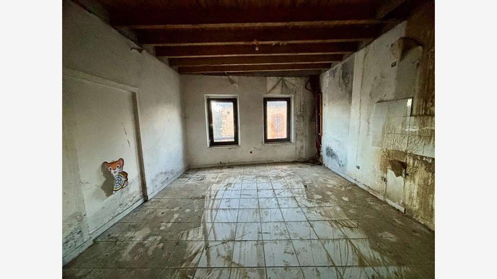 Ancien immeuble à rénover de 410 m² avec jardin et